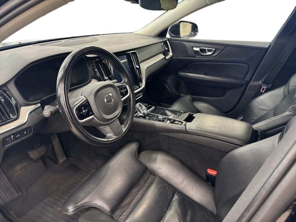 Volvo V60 2020 Musta
