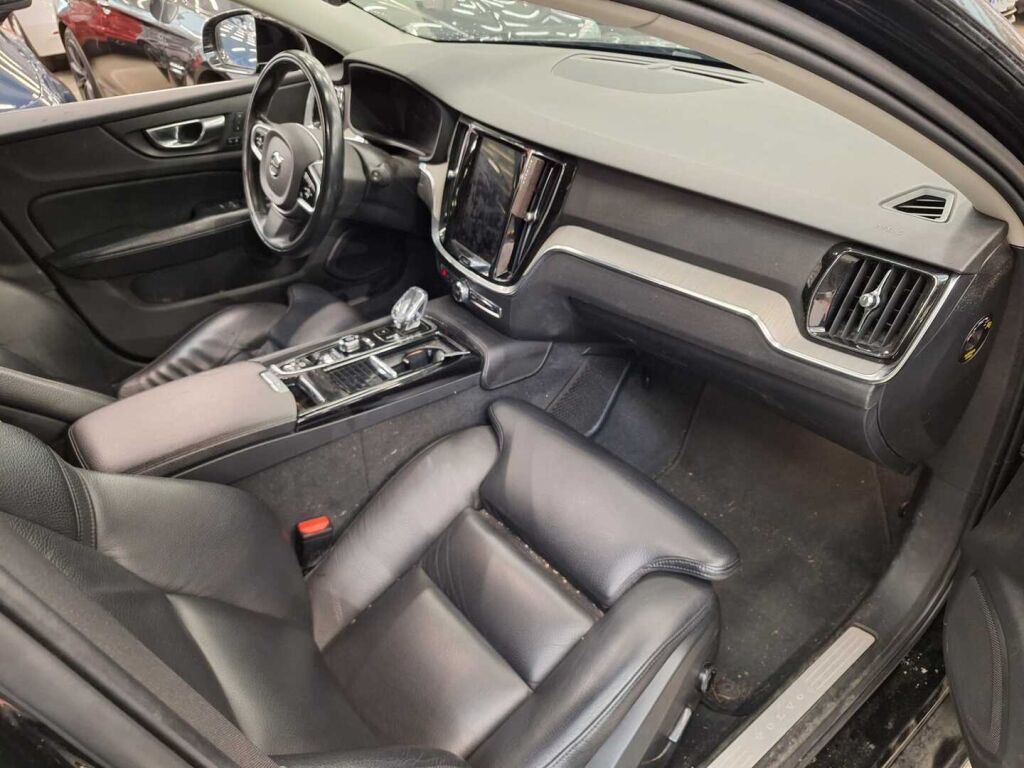 Volvo V60 2020 Musta