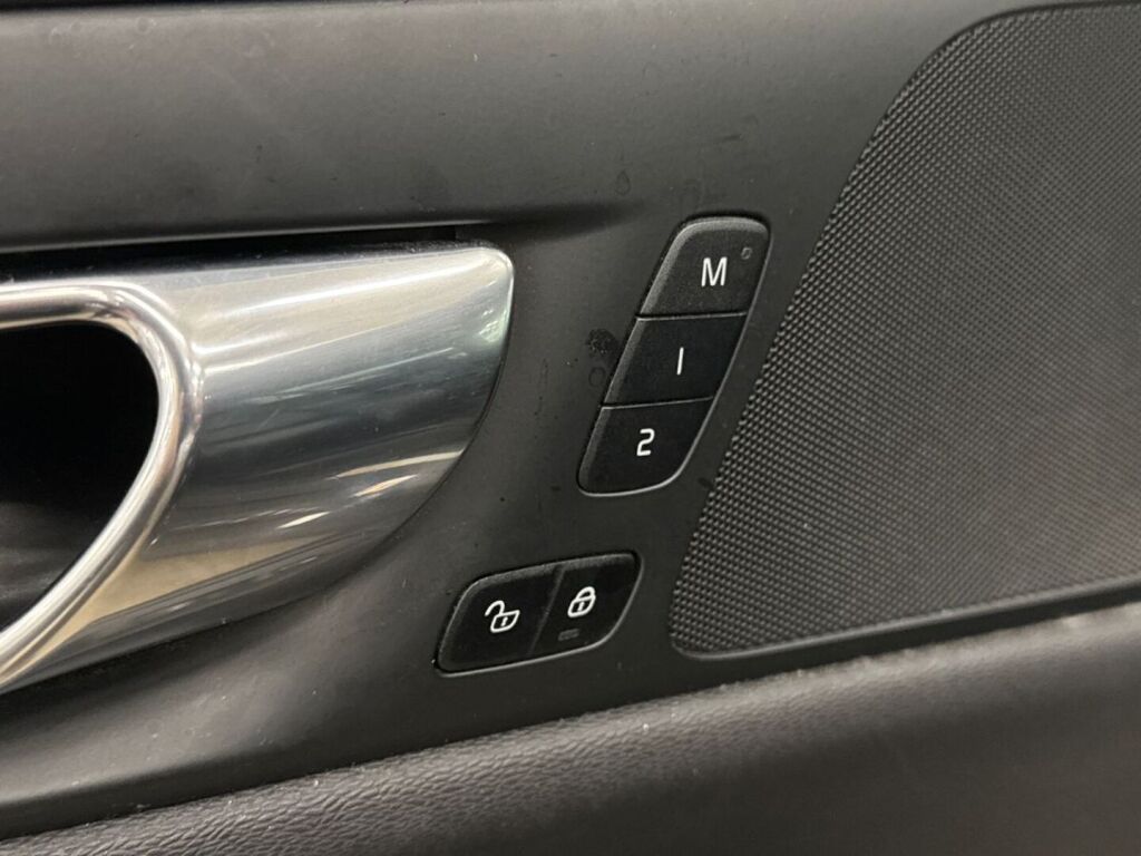 Volvo V60 2020 Musta