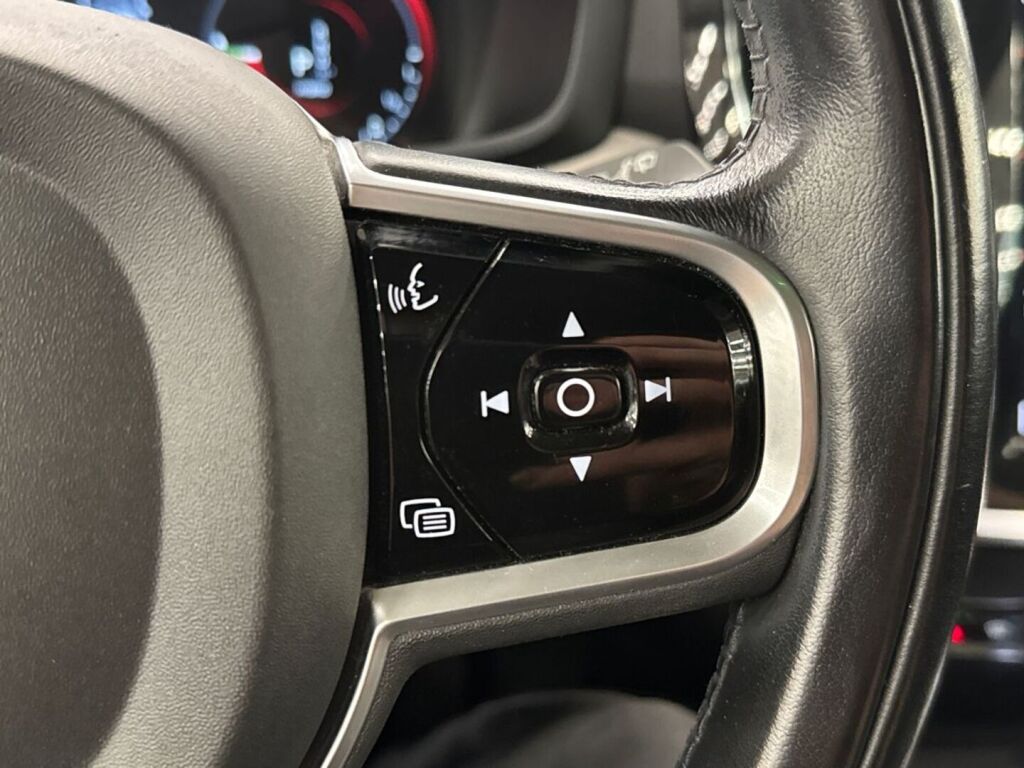 Volvo V60 2020 Musta