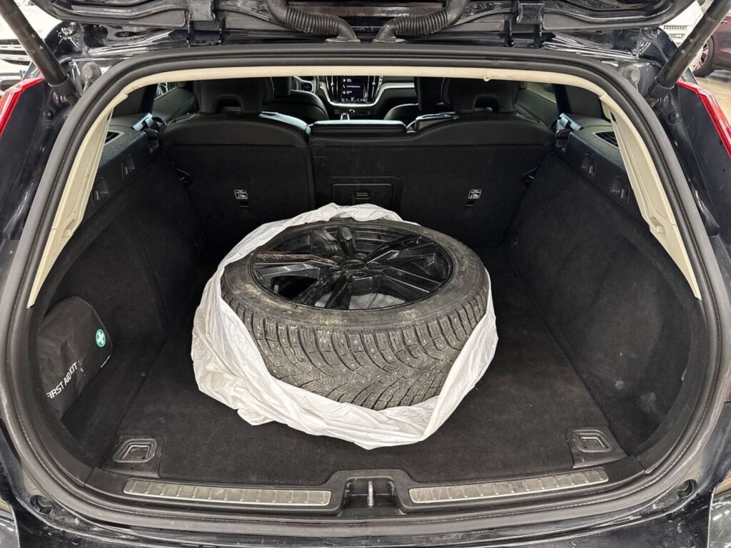 Volvo V60 2020 Musta