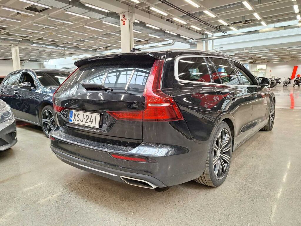 Volvo V60 2020 Musta
