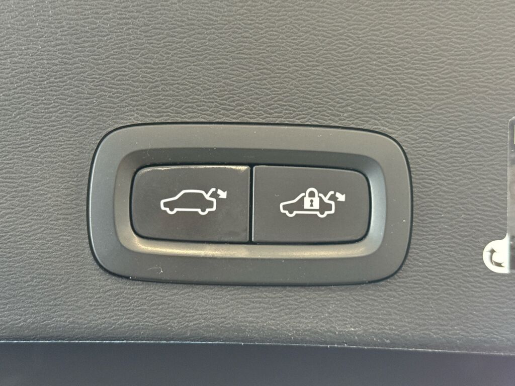 Volvo XC40 2020 Musta