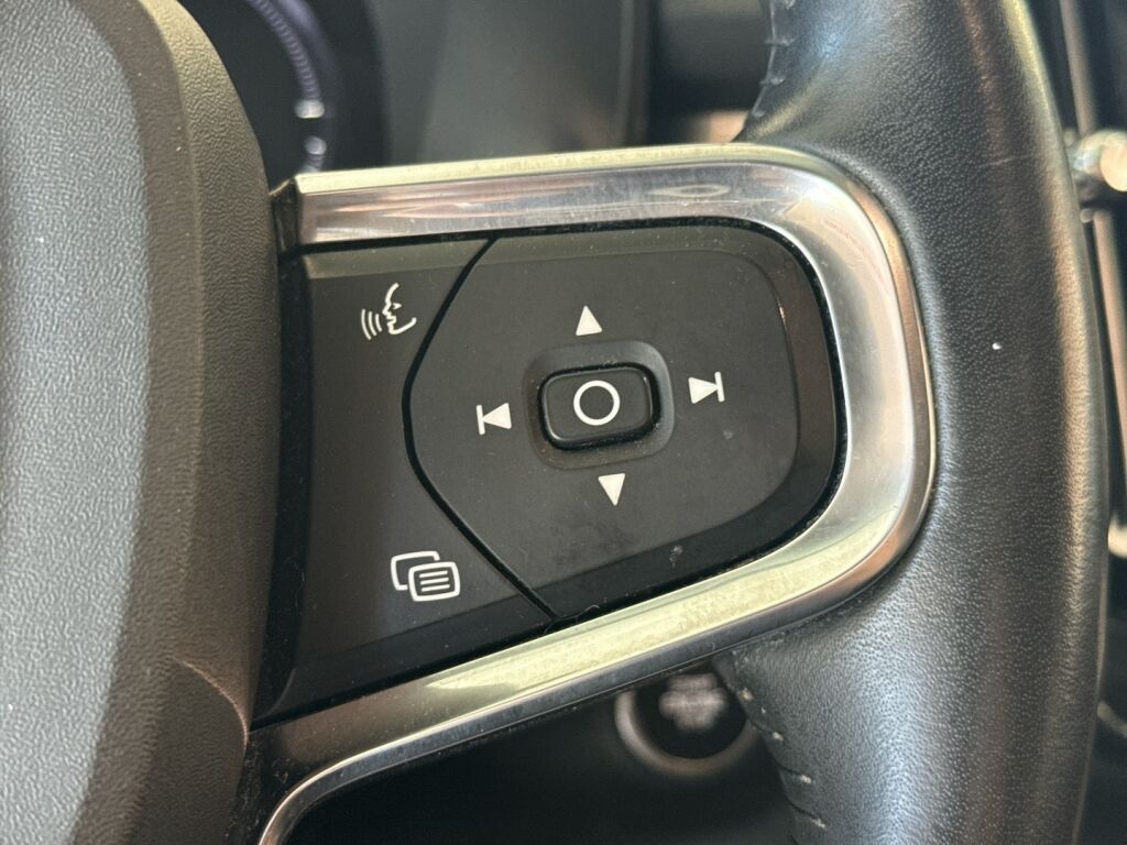 Volvo XC40 2020 Musta