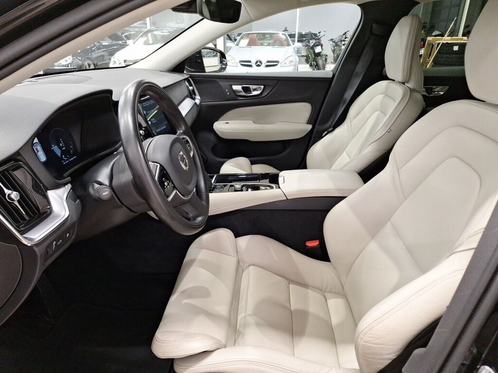 Volvo V60 2020 Musta