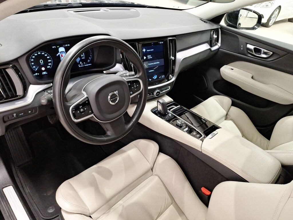 Volvo V60 2020 Musta