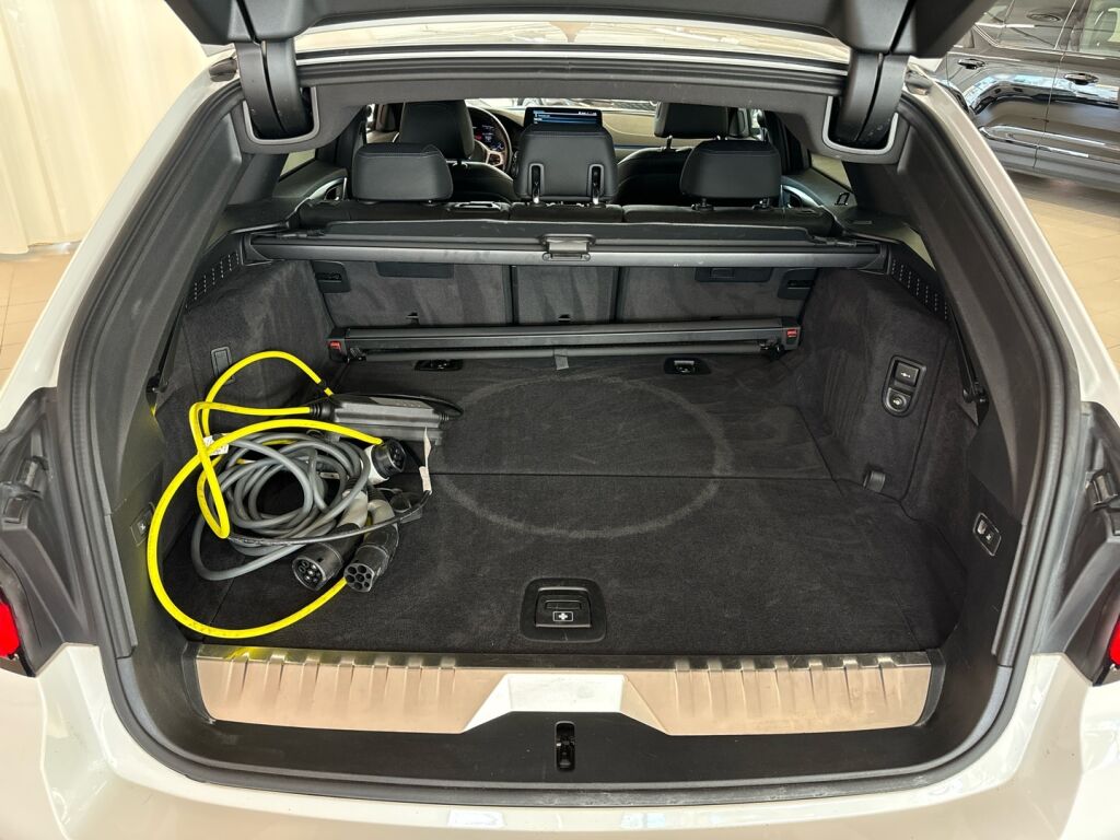 BMW 530 2022 Valkoinen