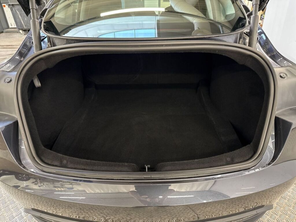 Tesla Model 3 2024 Harmaa