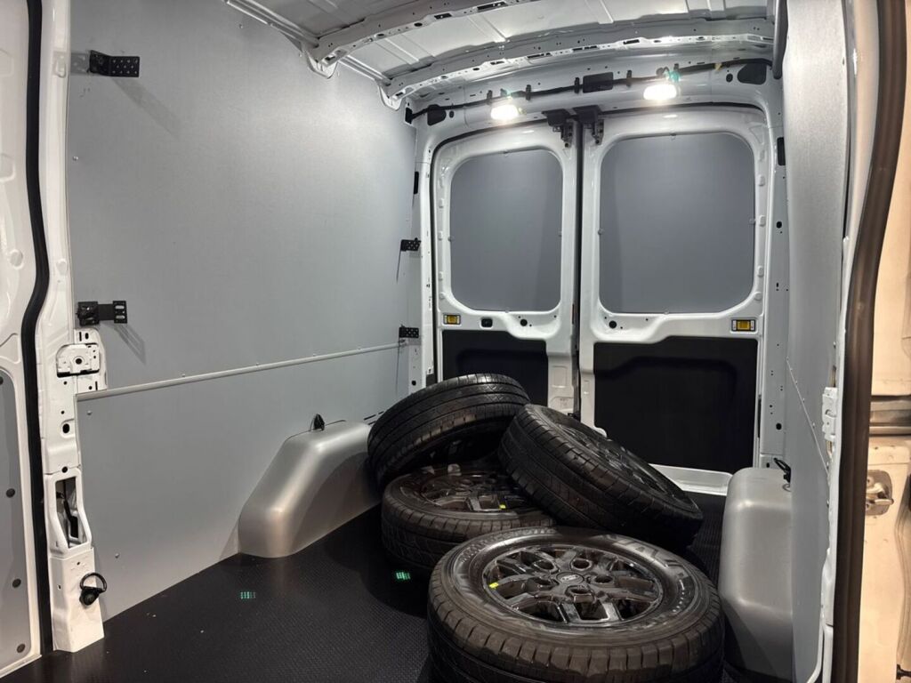 Ford Transit 2025 Frozen White