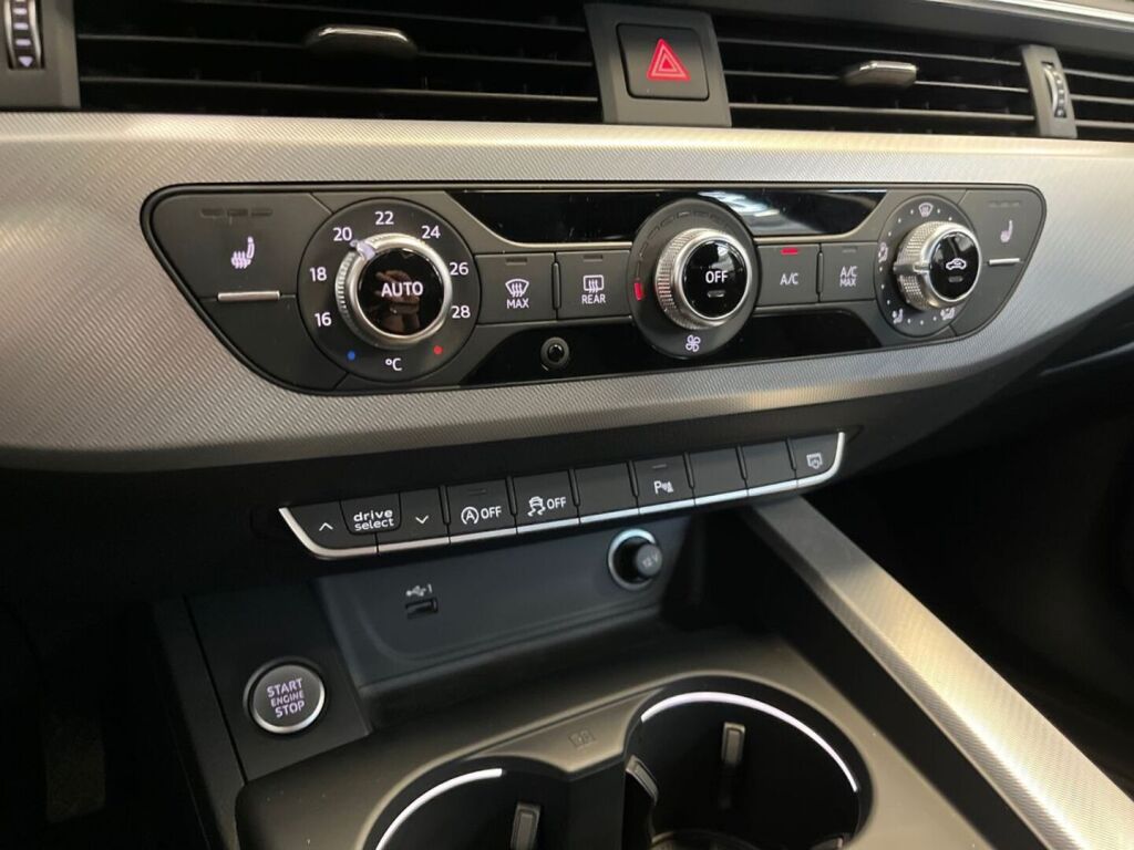 Audi A4 2021 Musta