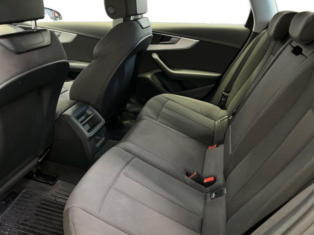 Audi A4 2021 Musta