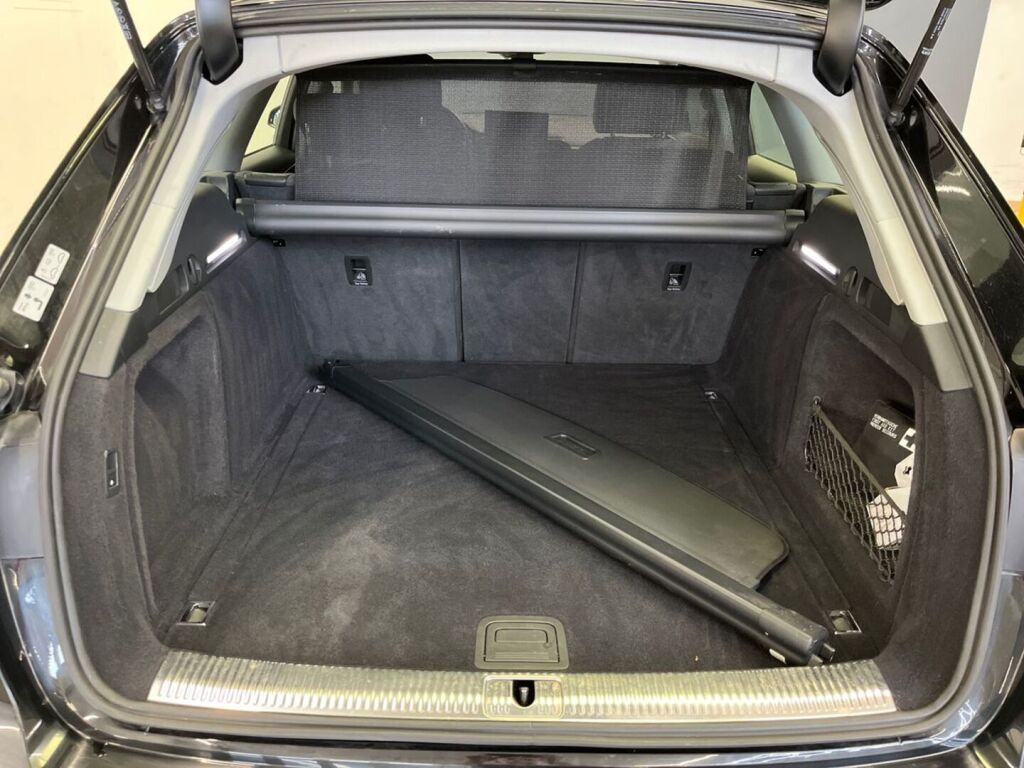 Audi A4 2021 Musta