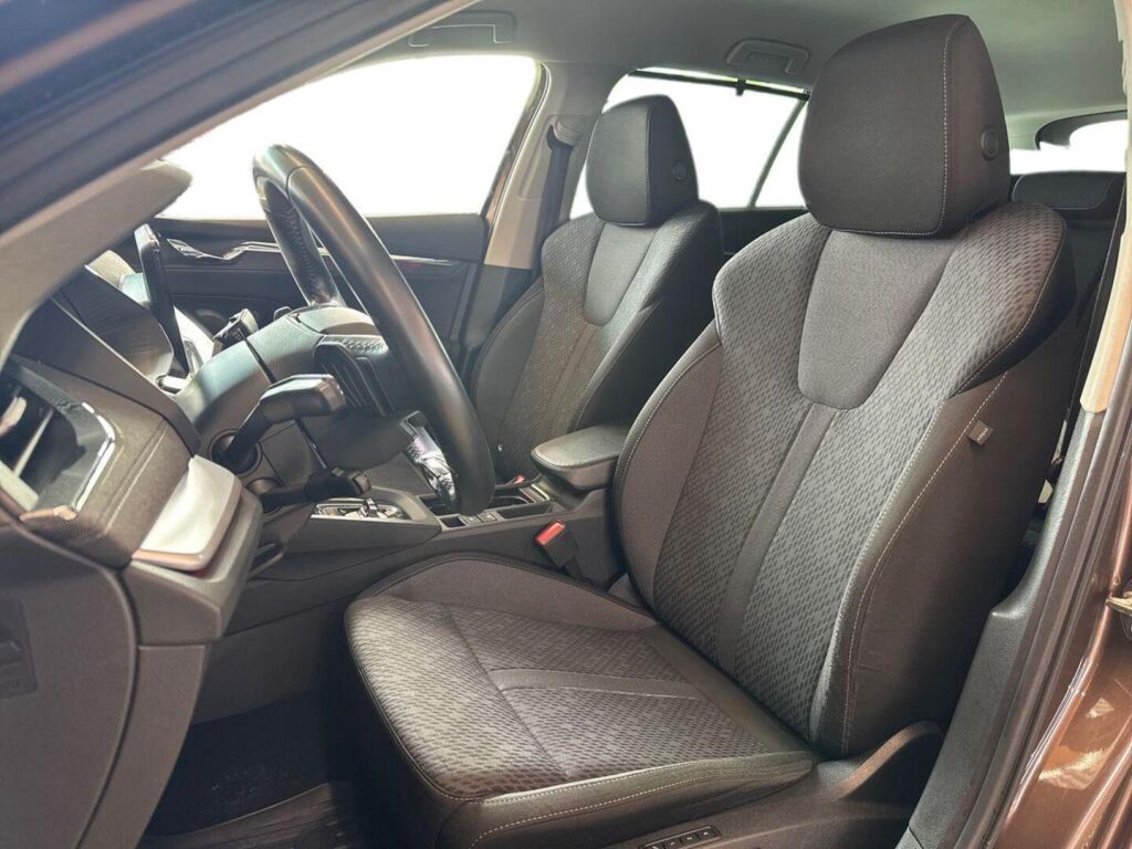 Skoda Octavia 2021 Metallinhohto Ruskea (beige)