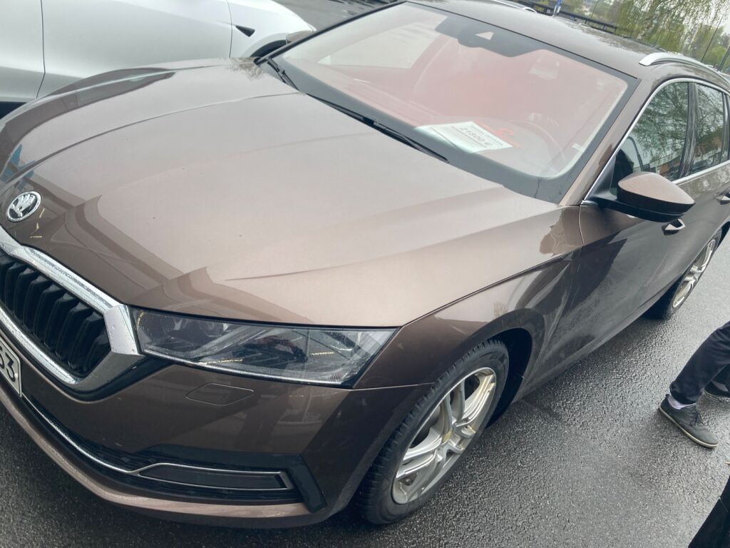 Skoda Octavia 2021 Metallinhohto Ruskea (beige)