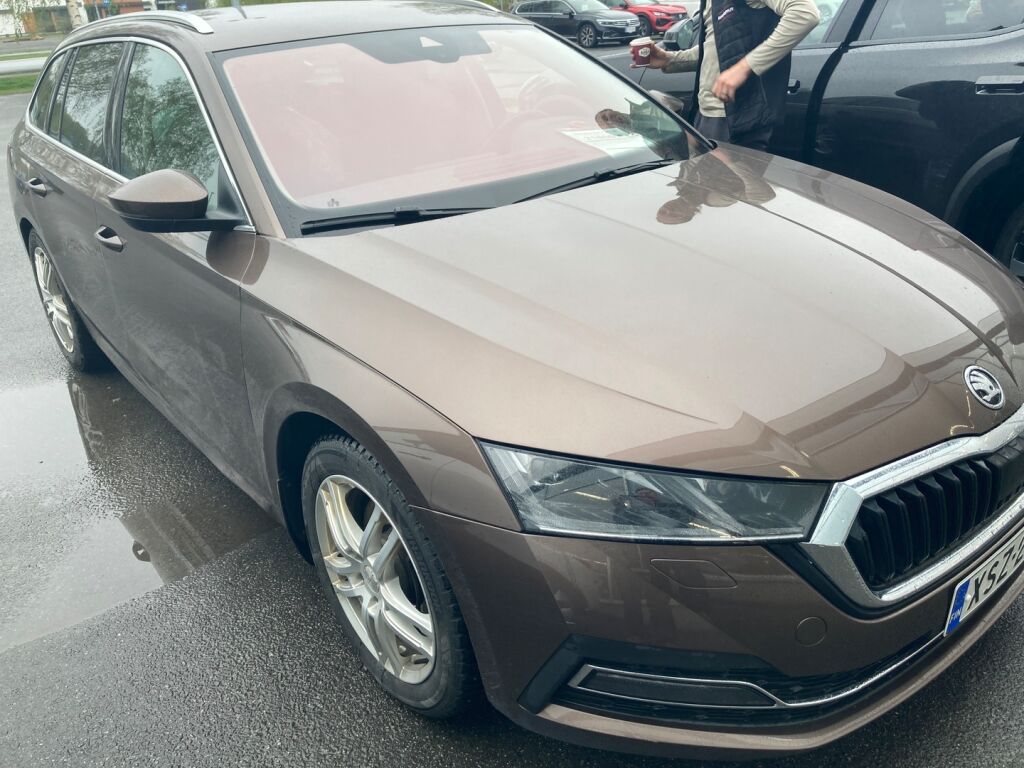 Skoda Octavia 2021 Metallinhohto Ruskea (beige)