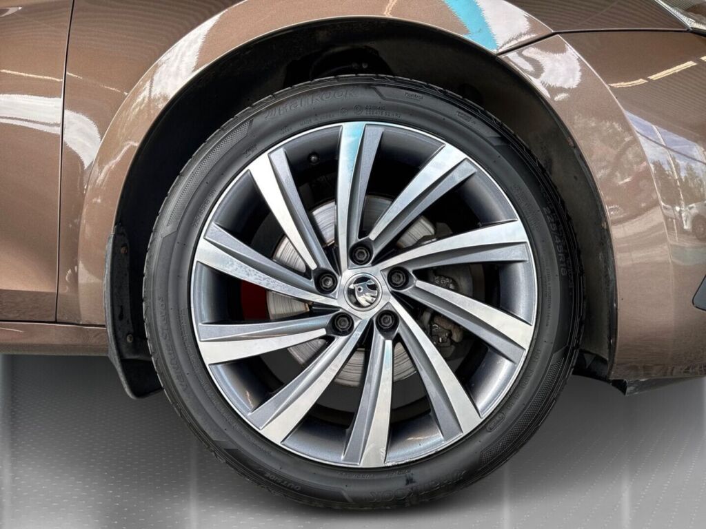 Skoda Octavia 2021 Metallinhohto Ruskea (beige)