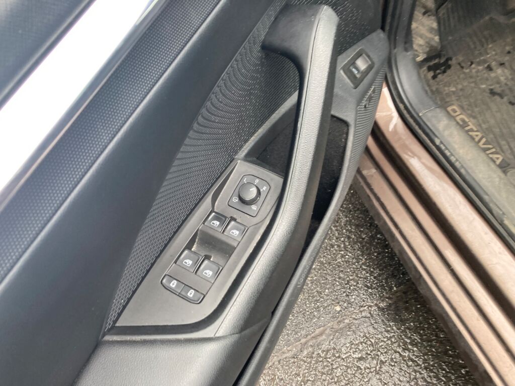 Skoda Octavia 2021 Metallinhohto Ruskea (beige)