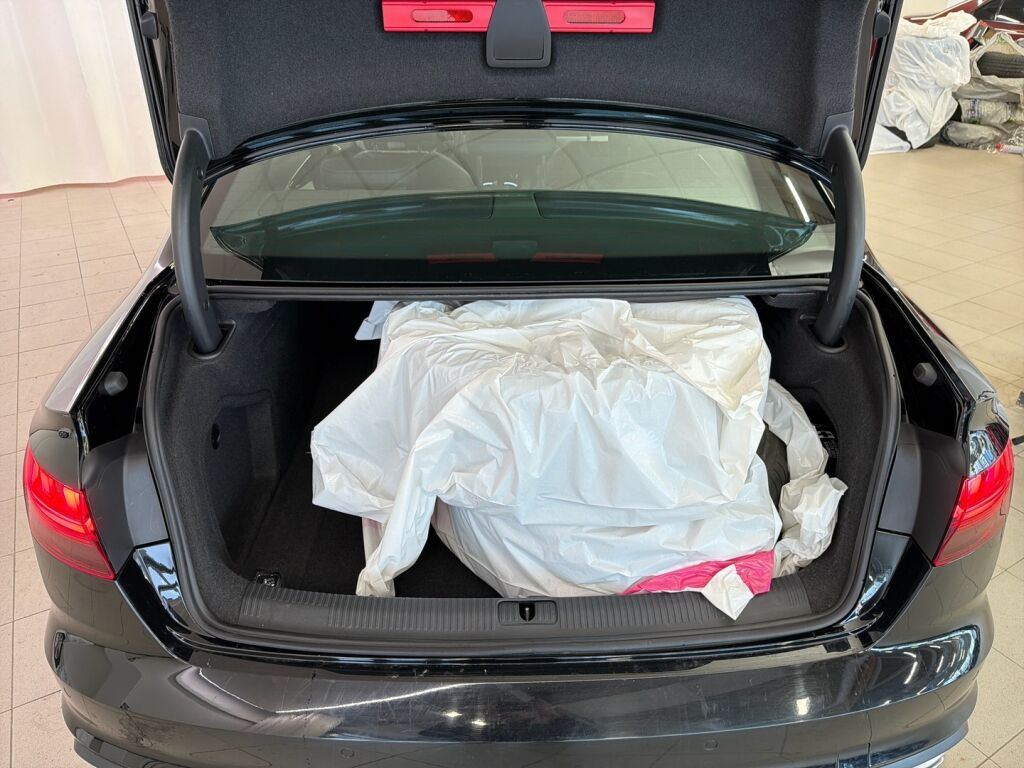 Audi A4 2021 Musta