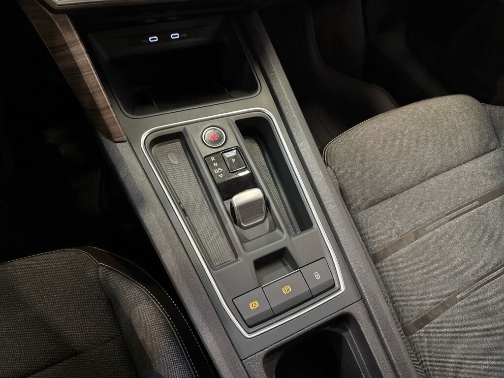 Seat Leon Sportstourer 2021 Musta