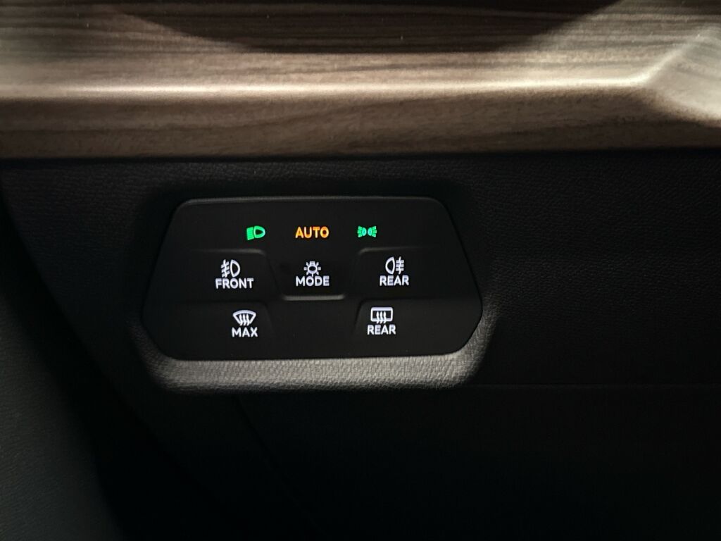 Seat Leon Sportstourer 2021 Musta