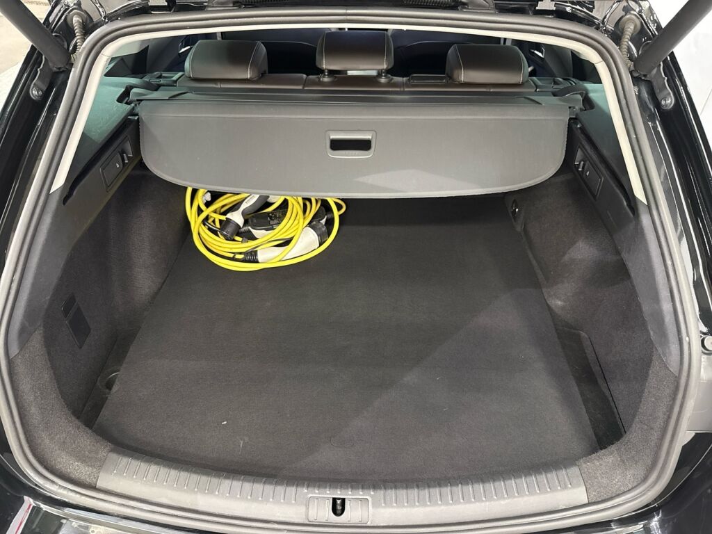 Seat Leon Sportstourer 2021 Musta