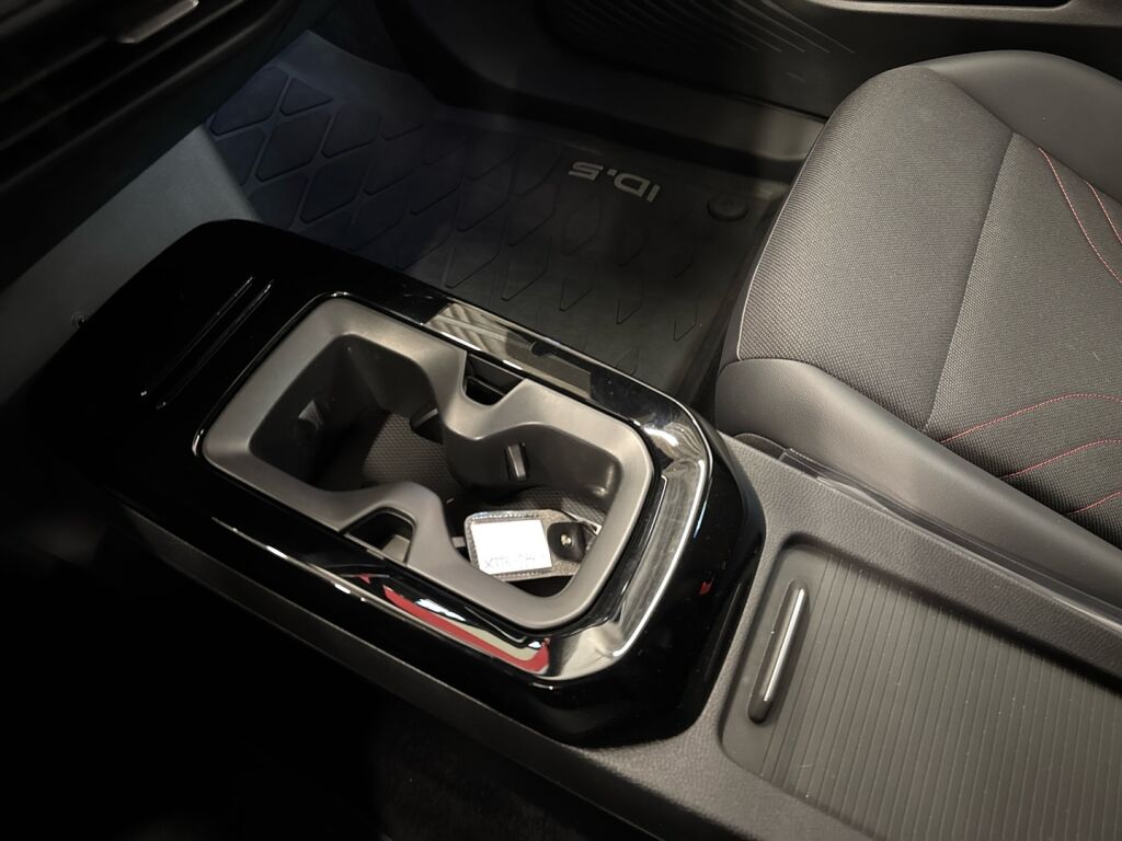 Volkswagen ID.5 2023 Valkoinen / Musta katto