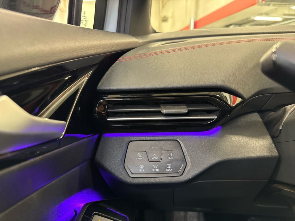 Volkswagen ID.5 2023 Valkoinen / Musta katto