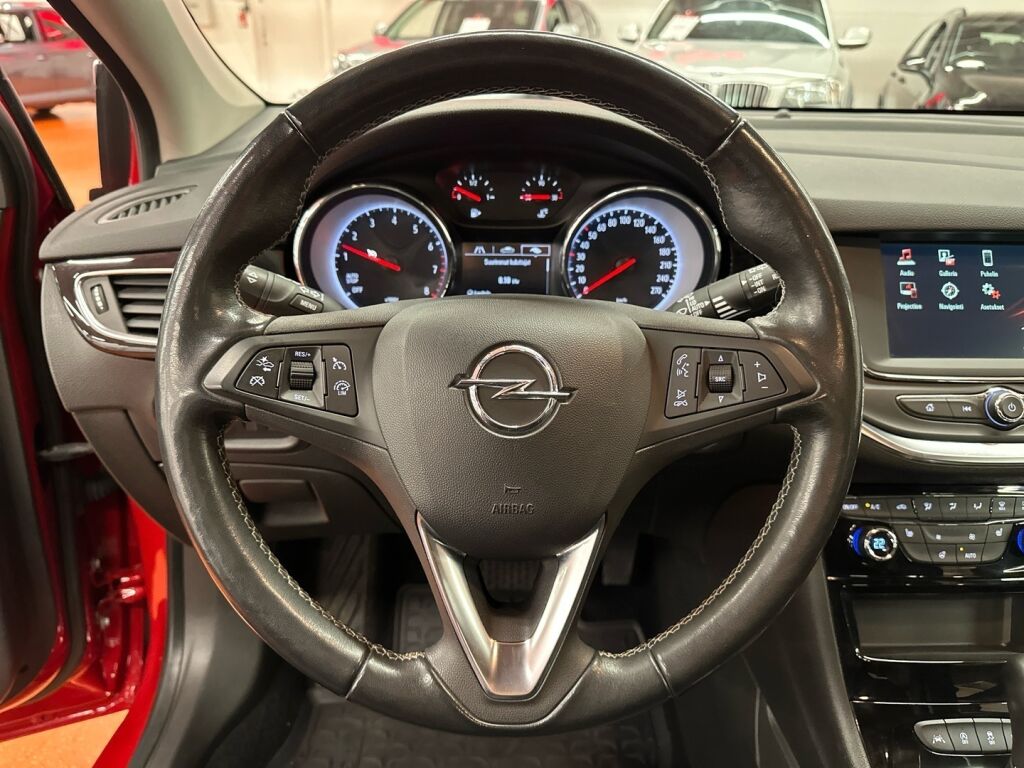 Opel Astra 2021 Punainen