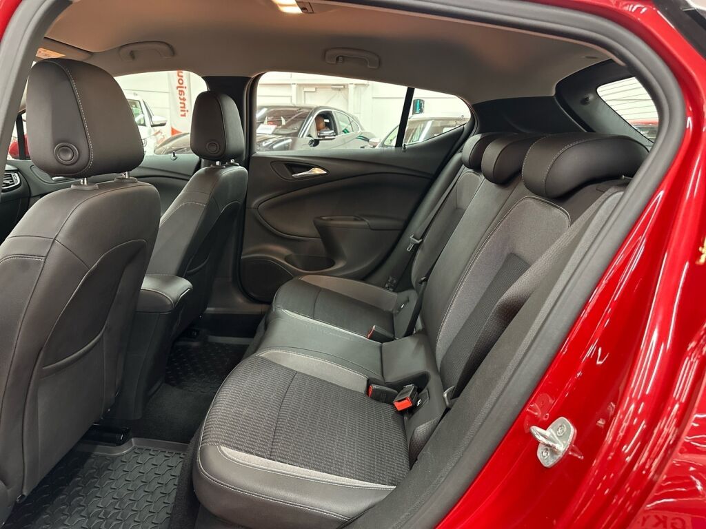 Opel Astra 2021 Punainen