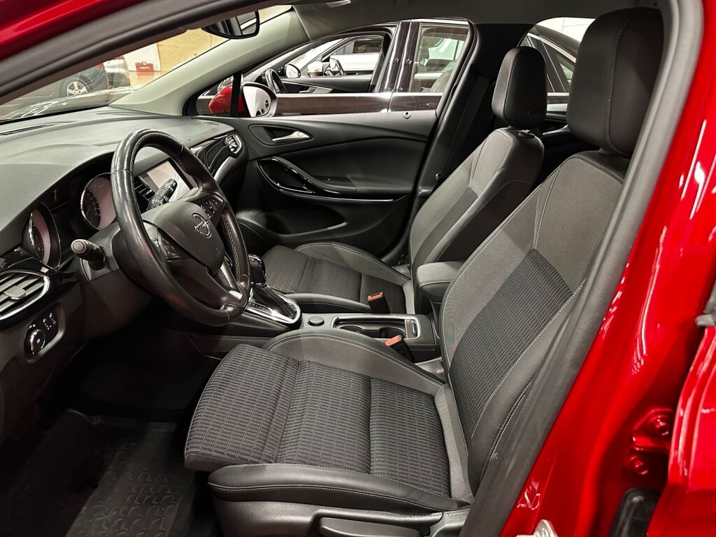 Opel Astra 2021 Punainen