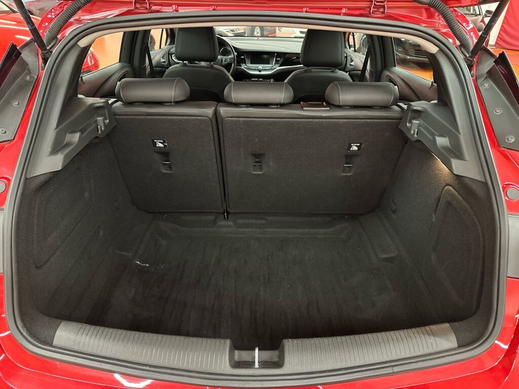 Opel Astra 2021 Punainen