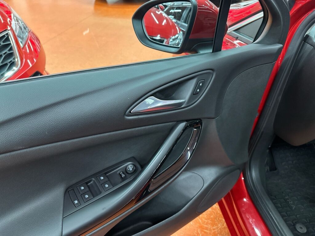 Opel Astra 2021 Punainen