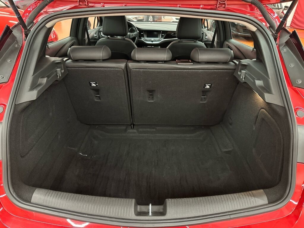 Opel Astra 2021 Punainen