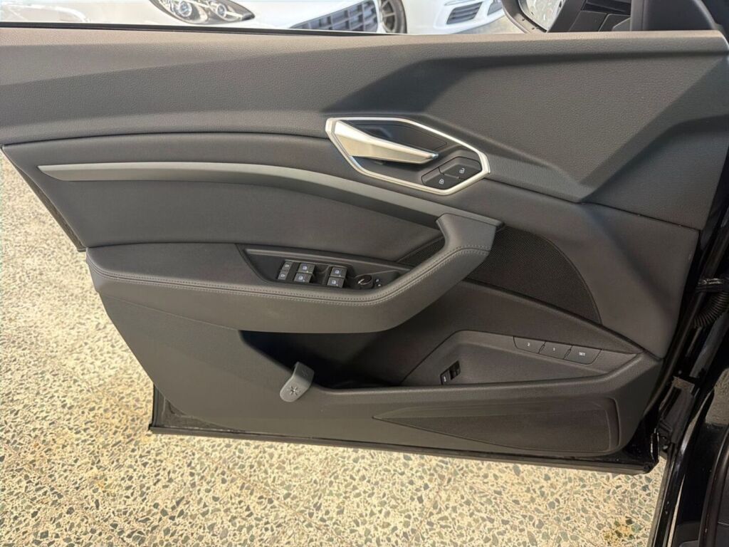 Audi e-tron 2020 Musta