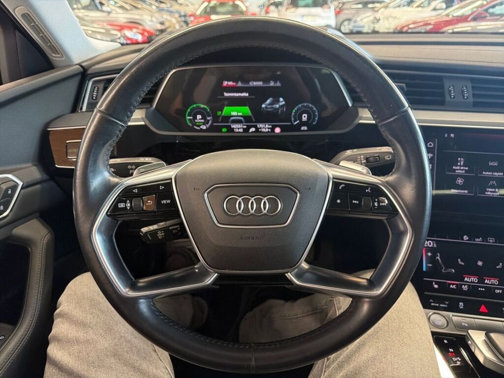 Audi e-tron 2020 Musta
