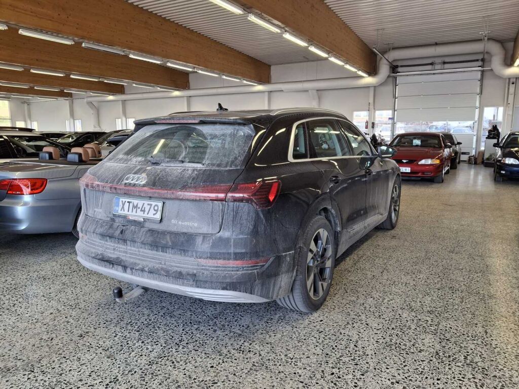 Audi e-tron 2020 Musta