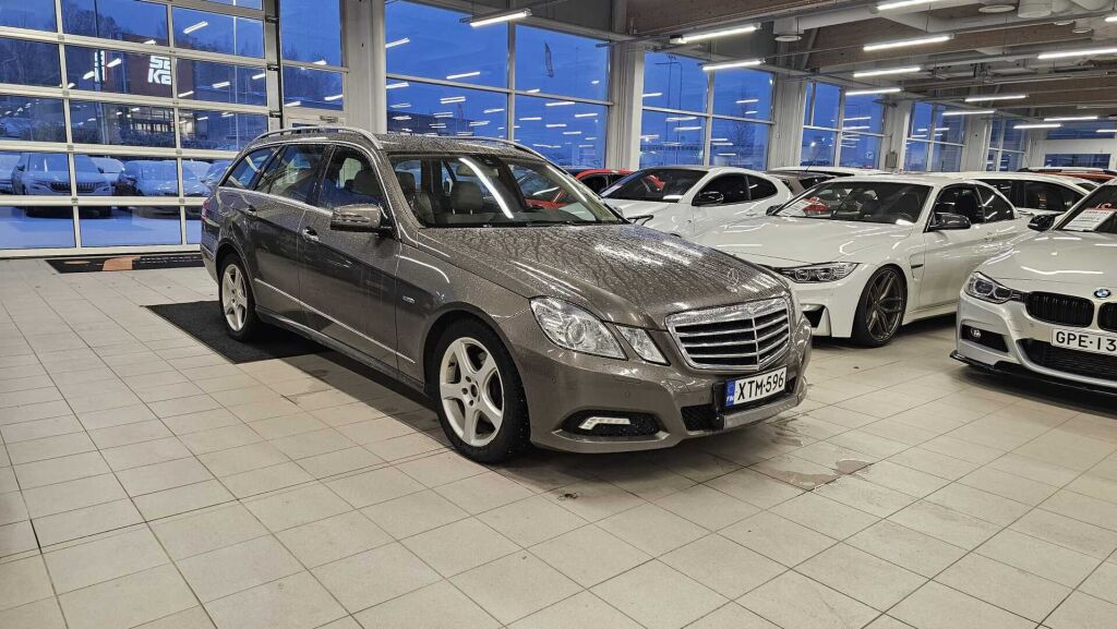 Mercedes-Benz E 2010 Ruskea (beige)