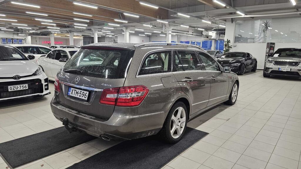Mercedes-Benz E 2010 Ruskea (beige)