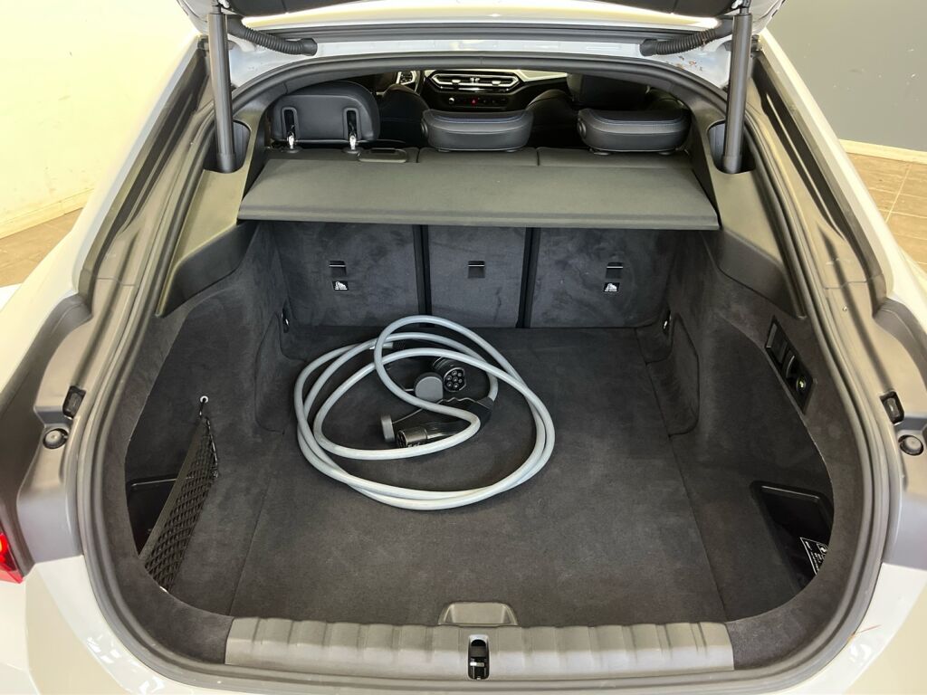 BMW i4 2023 Valkoinen