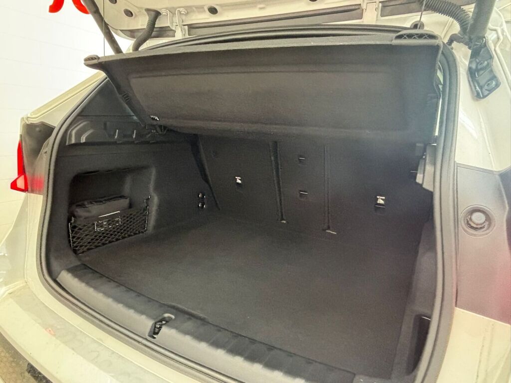 BMW iX1 2024 Valkoinen