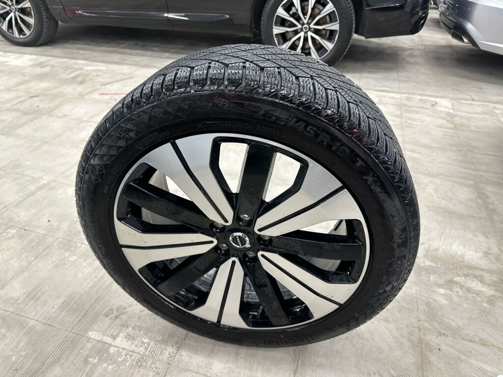 Volvo XC40 2023 Musta