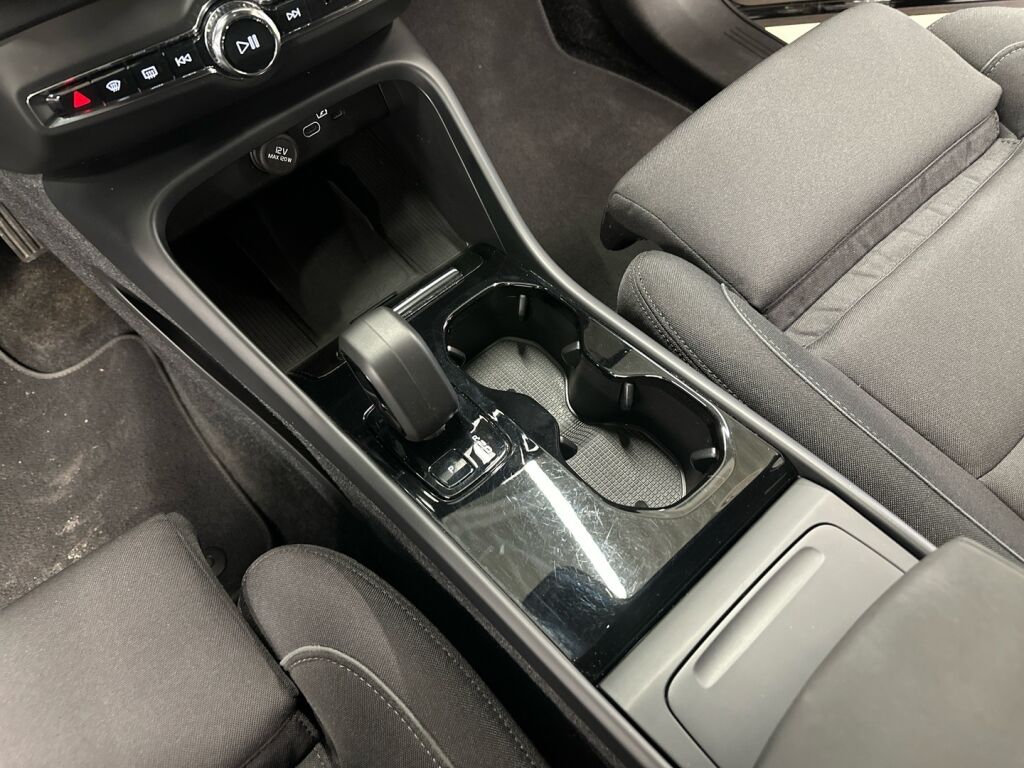 Volvo XC40 2023 Musta