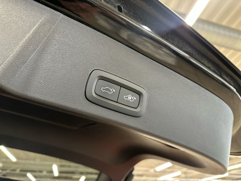 Volvo XC40 2023 Musta