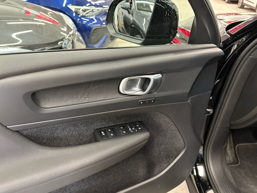 Volvo XC40 2023 Musta