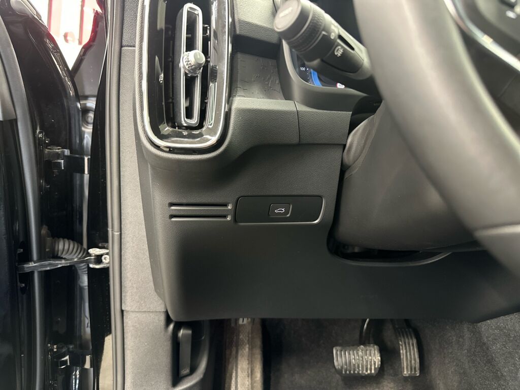 Volvo XC40 2023 Musta