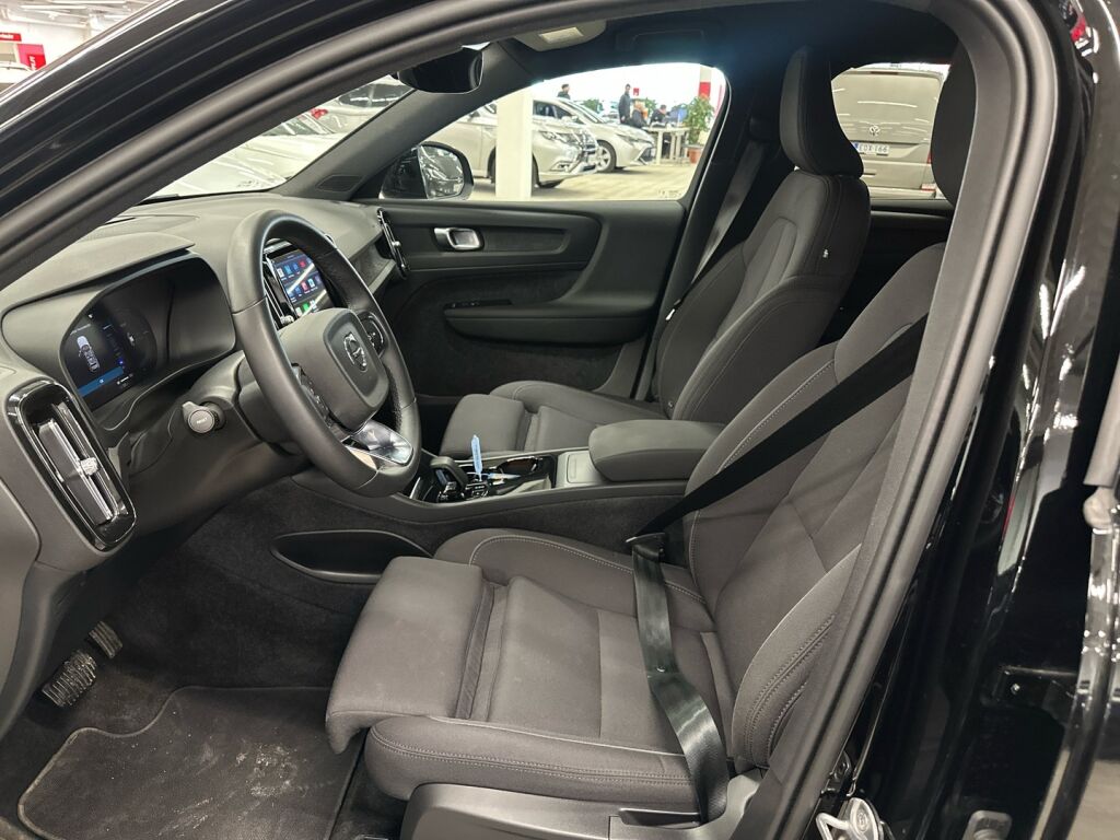 Volvo XC40 2023 Musta