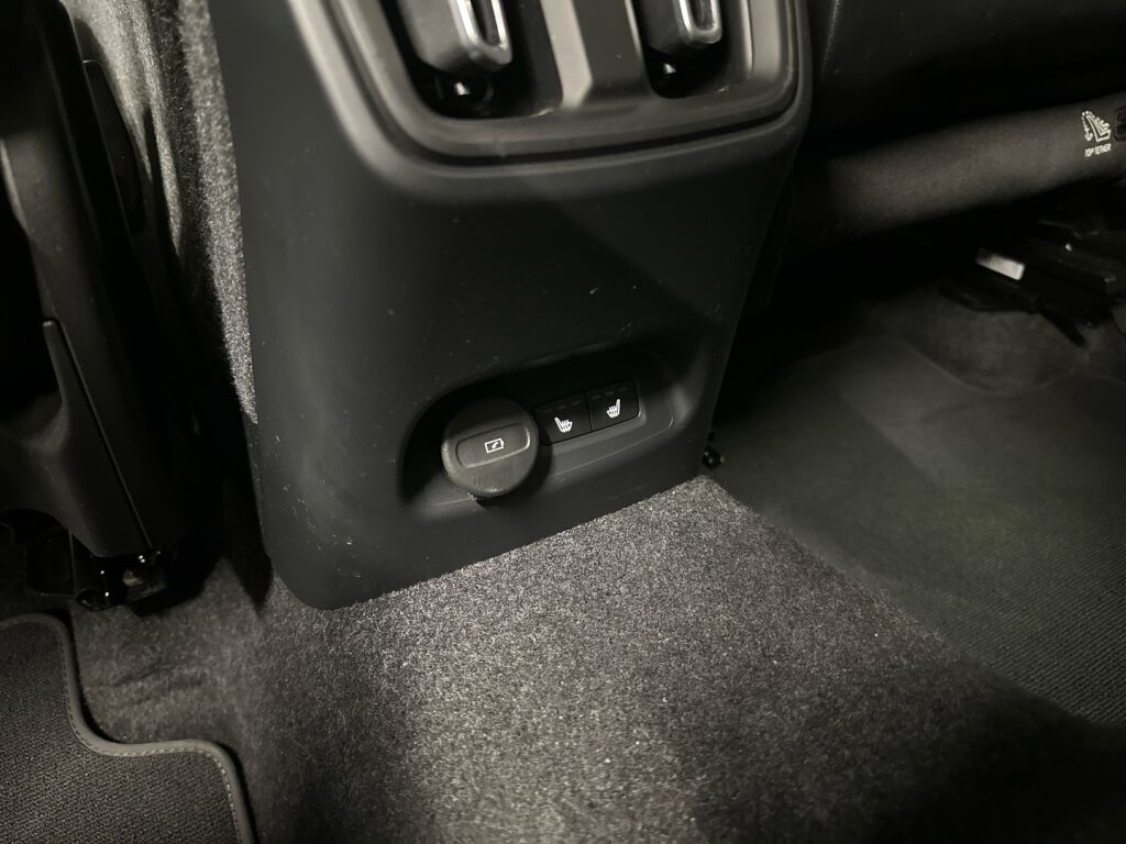 Volvo XC40 2023 Musta