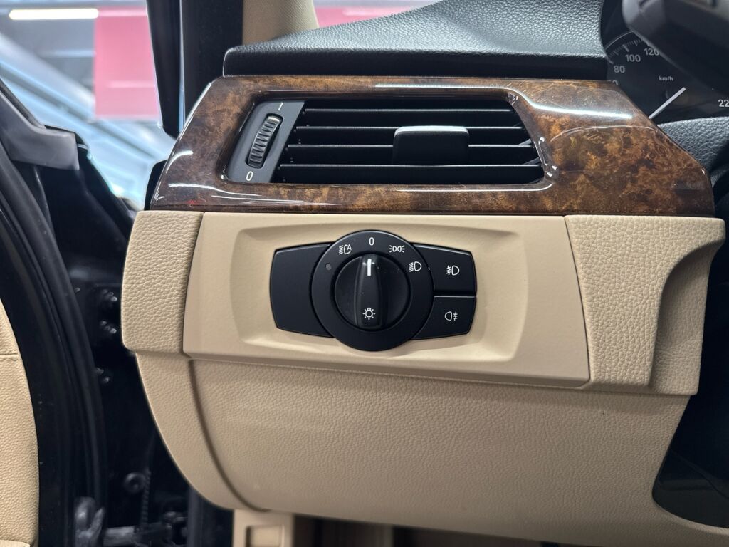 BMW 320 2008 Musta