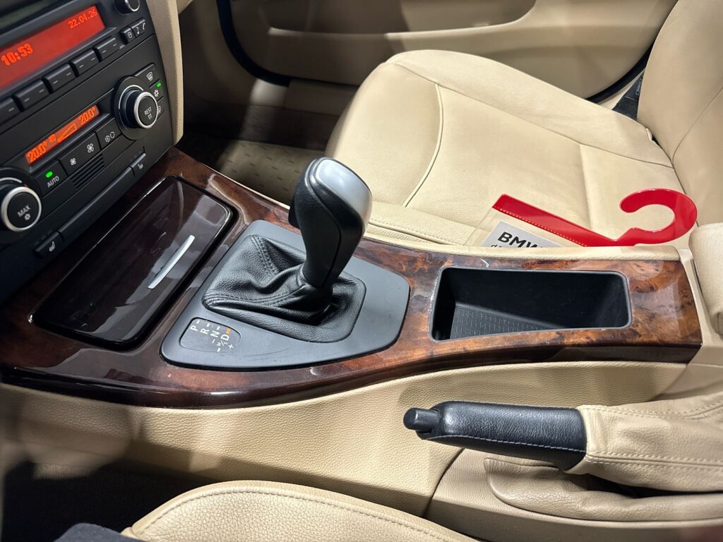 BMW 320 2008 Musta