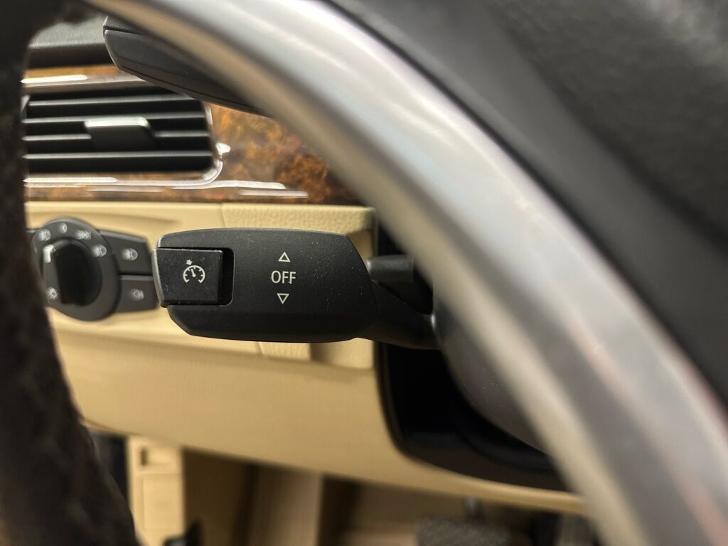 BMW 320 2008 Musta